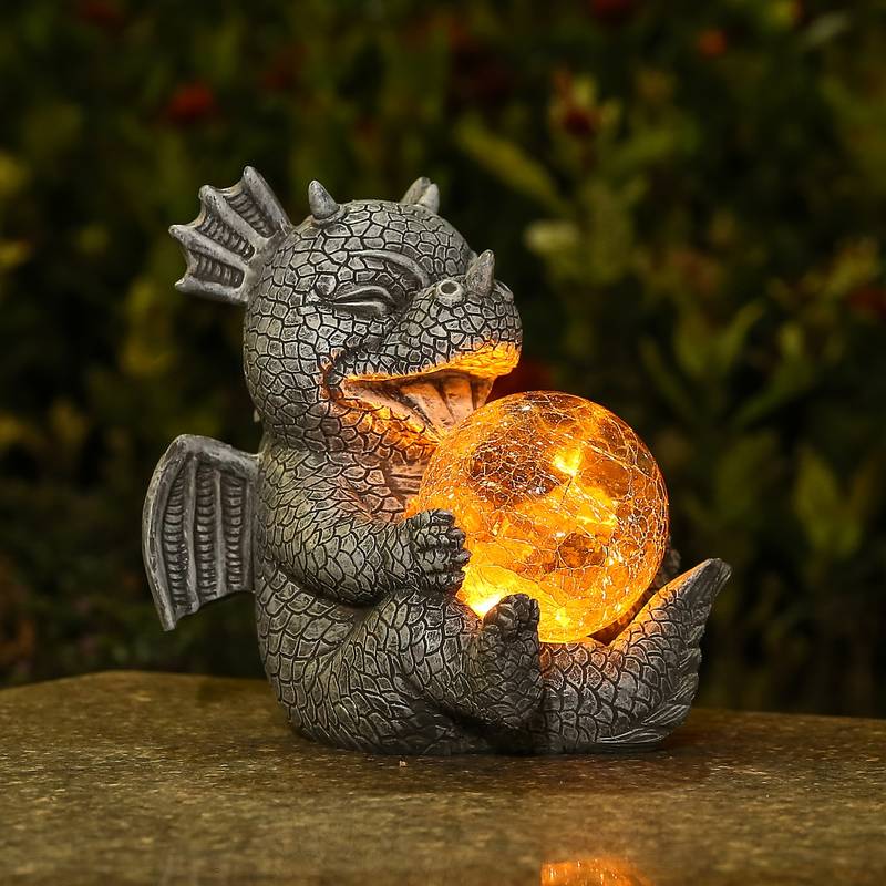 Modern LED-bordslampa Nyra med drakdesign i resin, en unik kombination av fantasy och teknik.