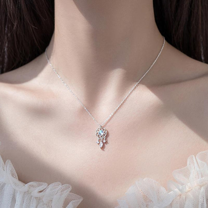 Drömfångarhalsband för damer i hållbar legering med zirkon, lätt design, symboliserar skydd mot negativa drömmar.