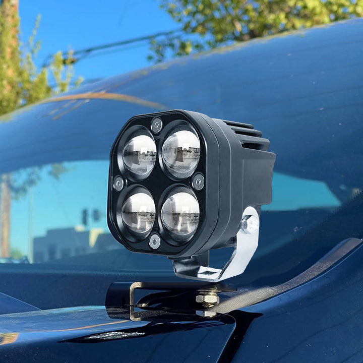 "Dubbel-färgad LED bilstrålkastare 60W 6400LM, fyrkantig design, IP67, kyligt vitt och skarpt gult ljus på modern bil."