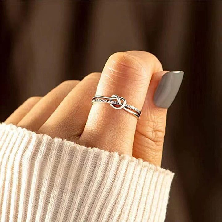 "Dubbelknuten ring i glänsande silver med gnistrande AAA kubisk zirkonia för kvinnor och flickor."