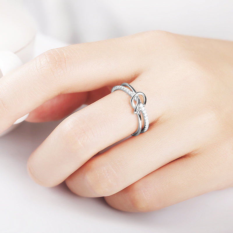 "Dubbelknuten ring i glänsande silver med gnistrande AAA kubisk zirkonia för kvinnor och flickor."