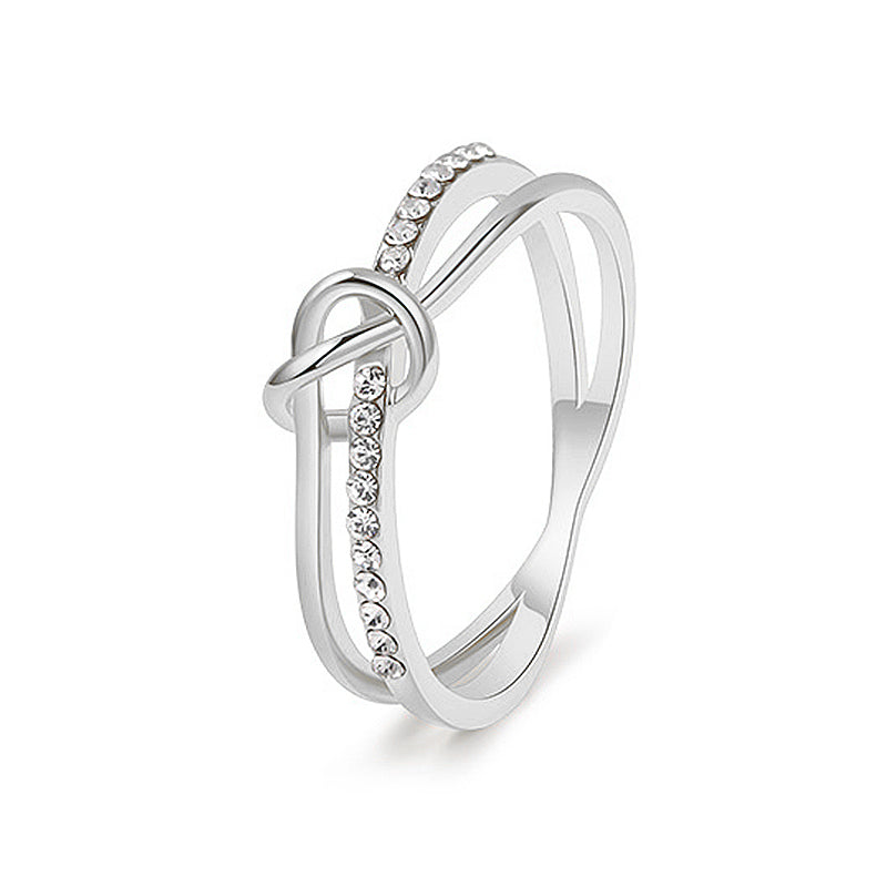 "Dubbelknuten ring i glänsande silver med gnistrande AAA kubisk zirkonia för kvinnor och flickor."