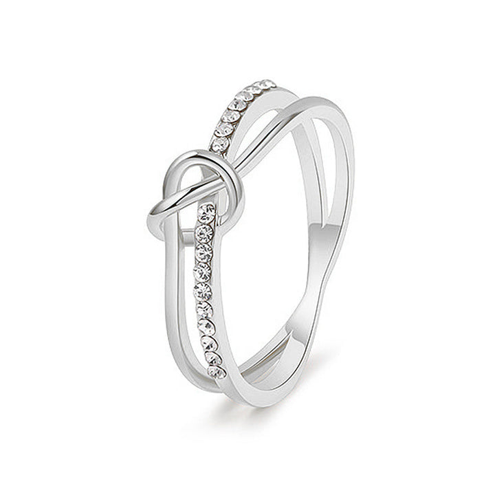 "Dubbelknuten ring i glänsande silver med gnistrande AAA kubisk zirkonia för kvinnor och flickor."