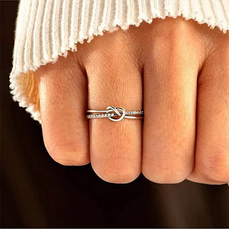 "Dubbelknuten ring i glänsande silver med gnistrande AAA kubisk zirkonia för kvinnor och flickor."