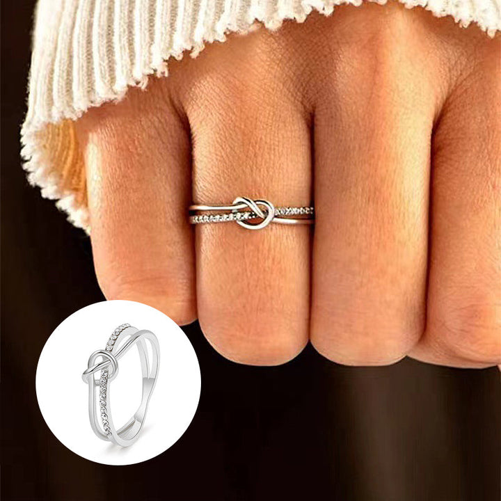 "Dubbelknuten ring i glänsande silver med gnistrande AAA kubisk zirkonia för kvinnor och flickor."