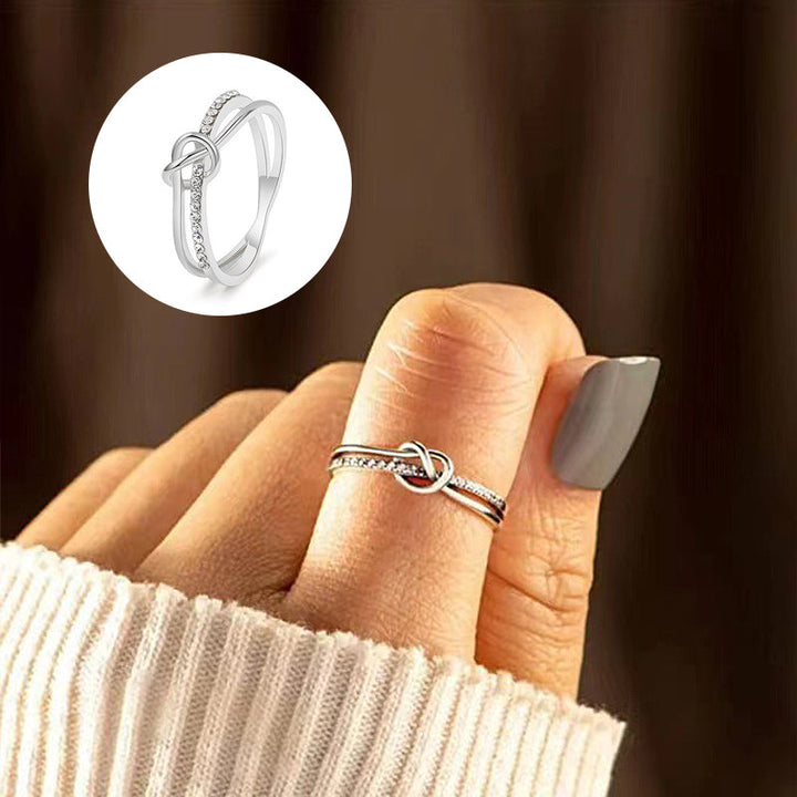 "Dubbelknuten ring i glänsande silver med gnistrande AAA kubisk zirkonia för kvinnor och flickor."