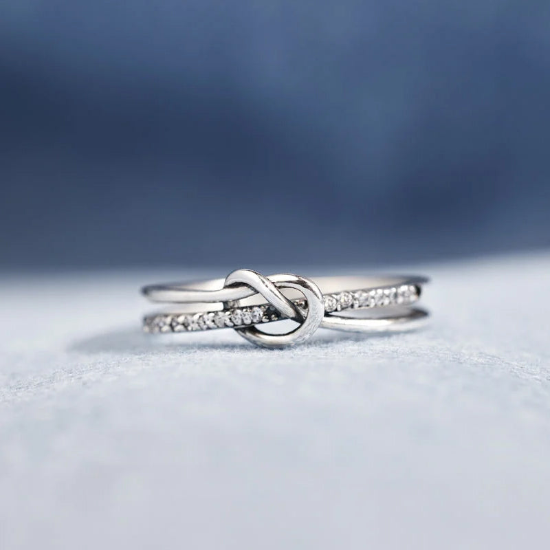 "Dubbelknuten ring i glänsande silver med gnistrande AAA kubisk zirkonia för kvinnor och flickor."