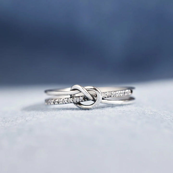 "Dubbelknuten ring i glänsande silver med gnistrande AAA kubisk zirkonia för kvinnor och flickor."