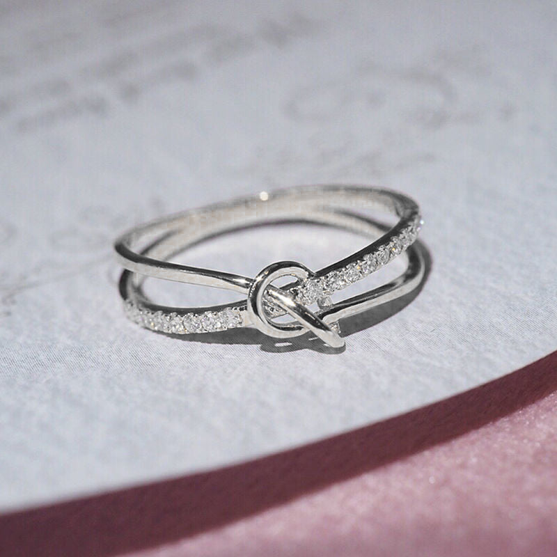 "Dubbelknuten ring i glänsande silver med gnistrande AAA kubisk zirkonia för kvinnor och flickor."