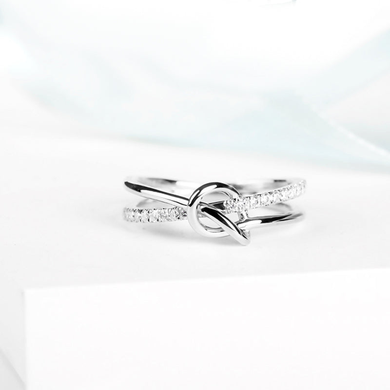 "Dubbelknuten ring i glänsande silver med gnistrande AAA kubisk zirkonia för kvinnor och flickor."