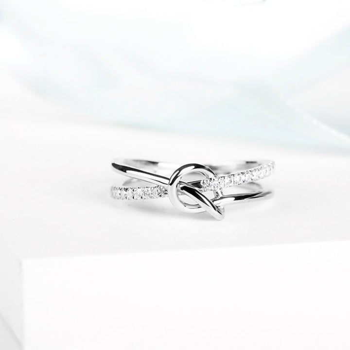 "Dubbelknuten ring i glänsande silver med gnistrande AAA kubisk zirkonia för kvinnor och flickor."