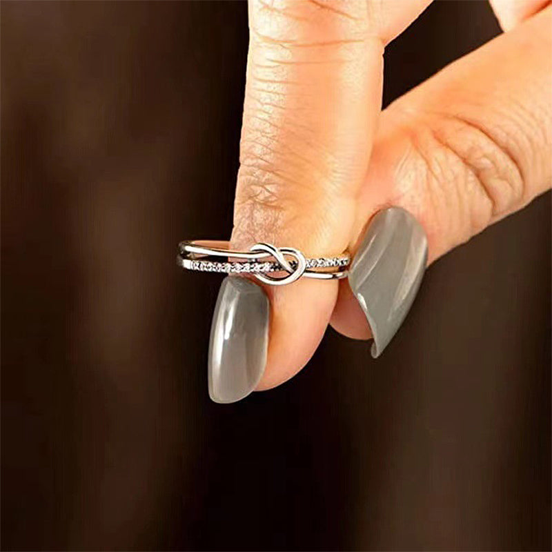 "Dubbelknuten ring i glänsande silver med gnistrande AAA kubisk zirkonia för kvinnor och flickor."