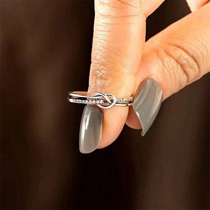"Dubbelknuten ring i glänsande silver med gnistrande AAA kubisk zirkonia för kvinnor och flickor."