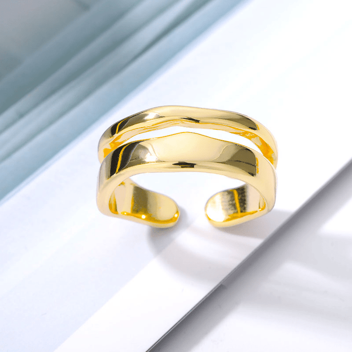 "Dubbelsidig justerbar ring för kvinnor med geometriska former, elegant design i vitguld, guld och silver."