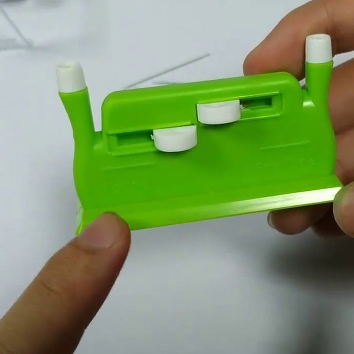 Dubbelsidig nålträdare i plast och stål med dubbelhålsdesign för effektiv nålträdning, inkl. genomskinlig förvaringslåda.