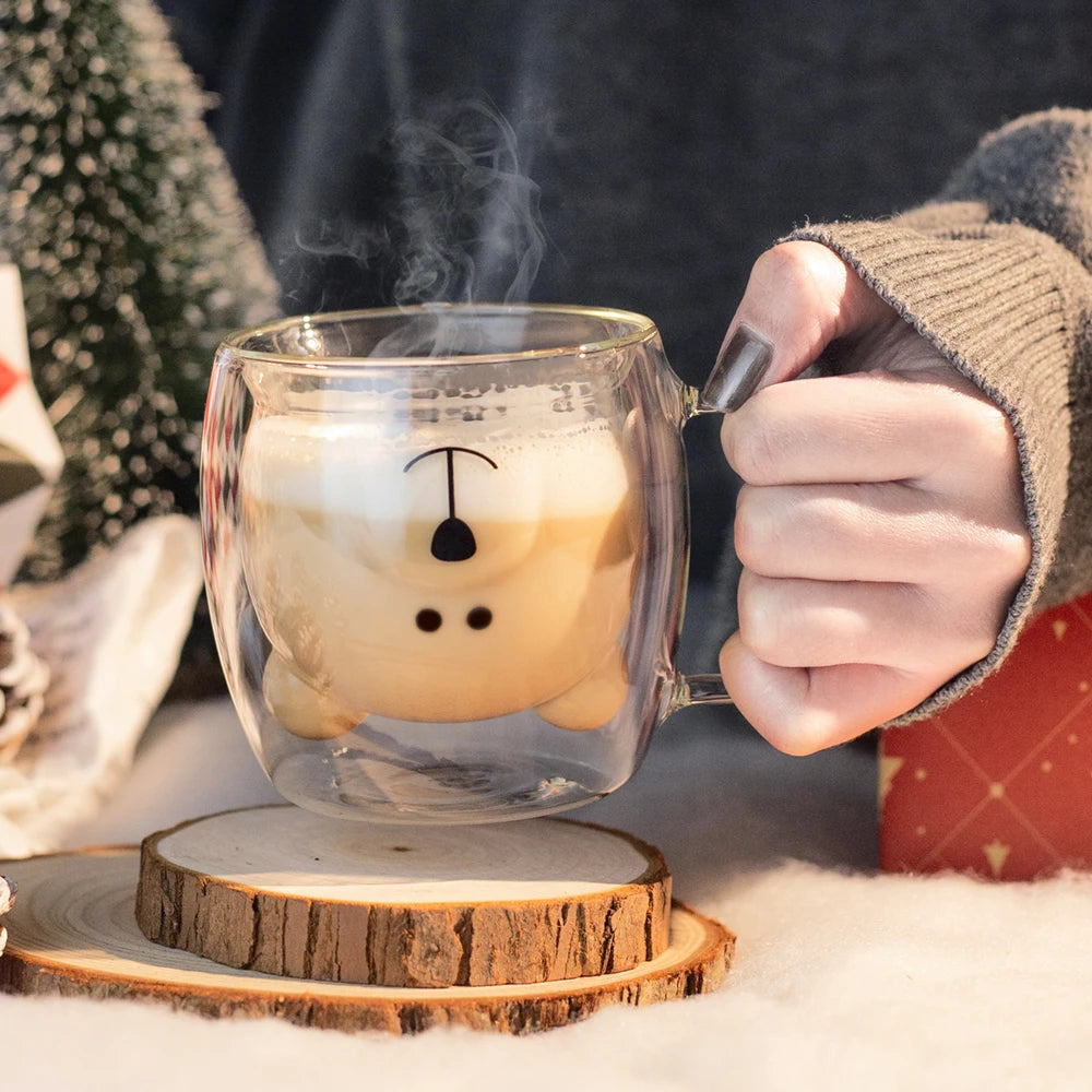Dubbelväggig glasmugg med sött björnmotiv, perfekt för iskaffe. Borosilikatglas.