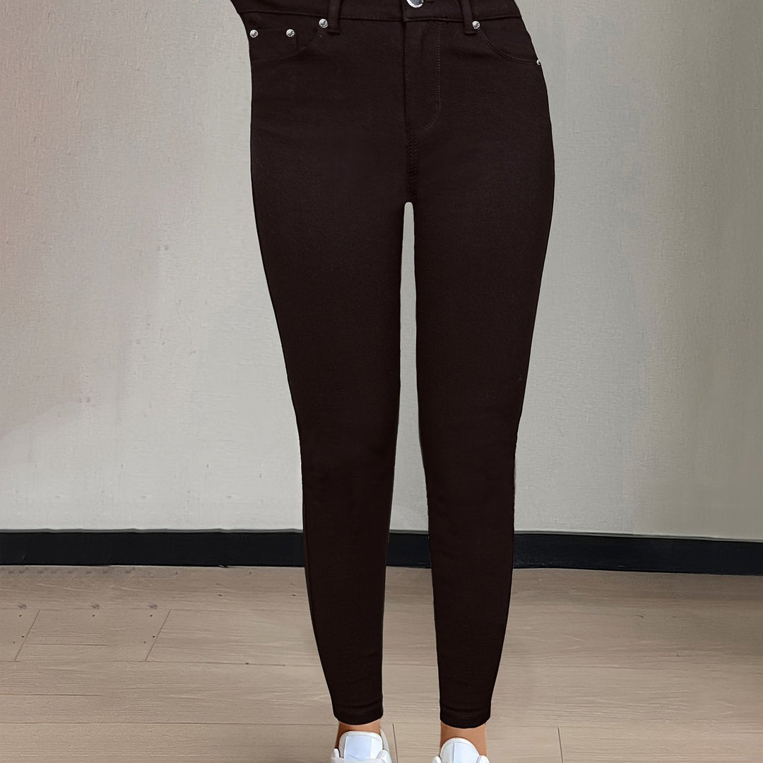 Flera par färgglada damjeans uppradade tillsammans