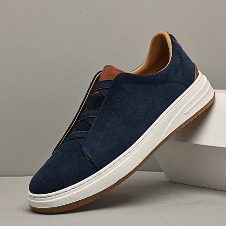 Stilrena slip-on-skor för herr i mockalook från sidan
