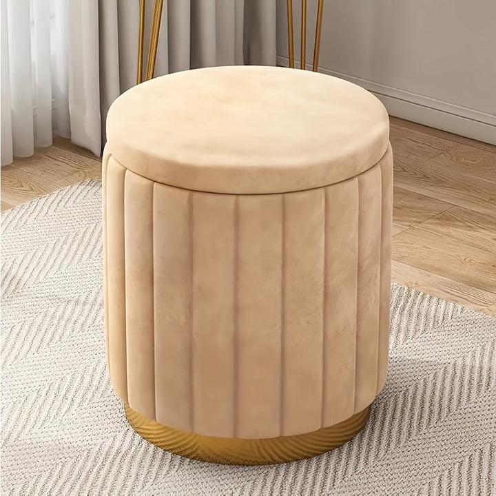 Modern sittpuff med elegant design placerad i ett stilrent hem
