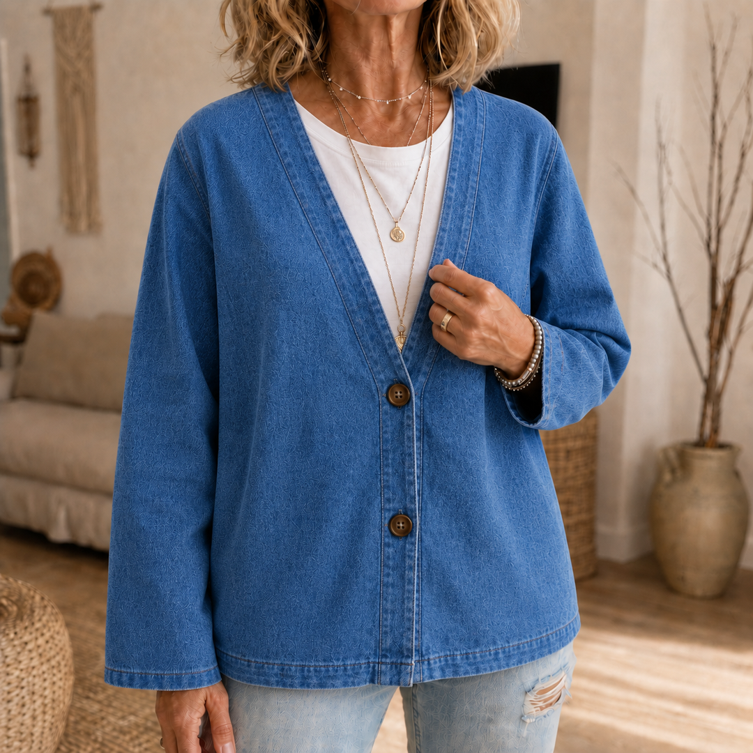 Kvinna som bär blå kragfri Drapella cardigan över vit t-shirt och jeans