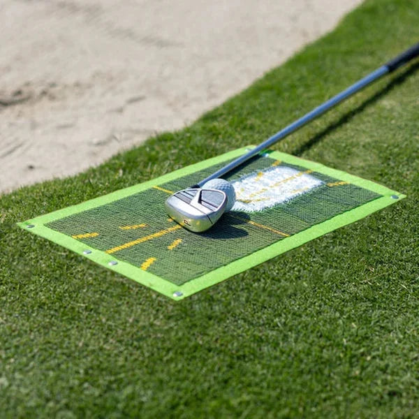 Närbild på slitstark golfmatta för träning av golfsving inomhus