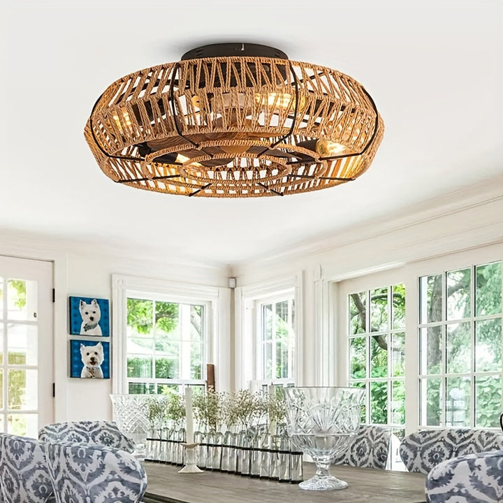 Interiörbild med handvävd rattankrona med takfläkt i naturlig stil