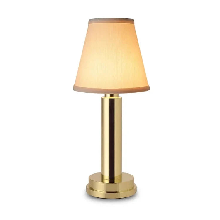 Stämningsbelysning med trådlös LED-lampa som förgyller sovrummets inredning