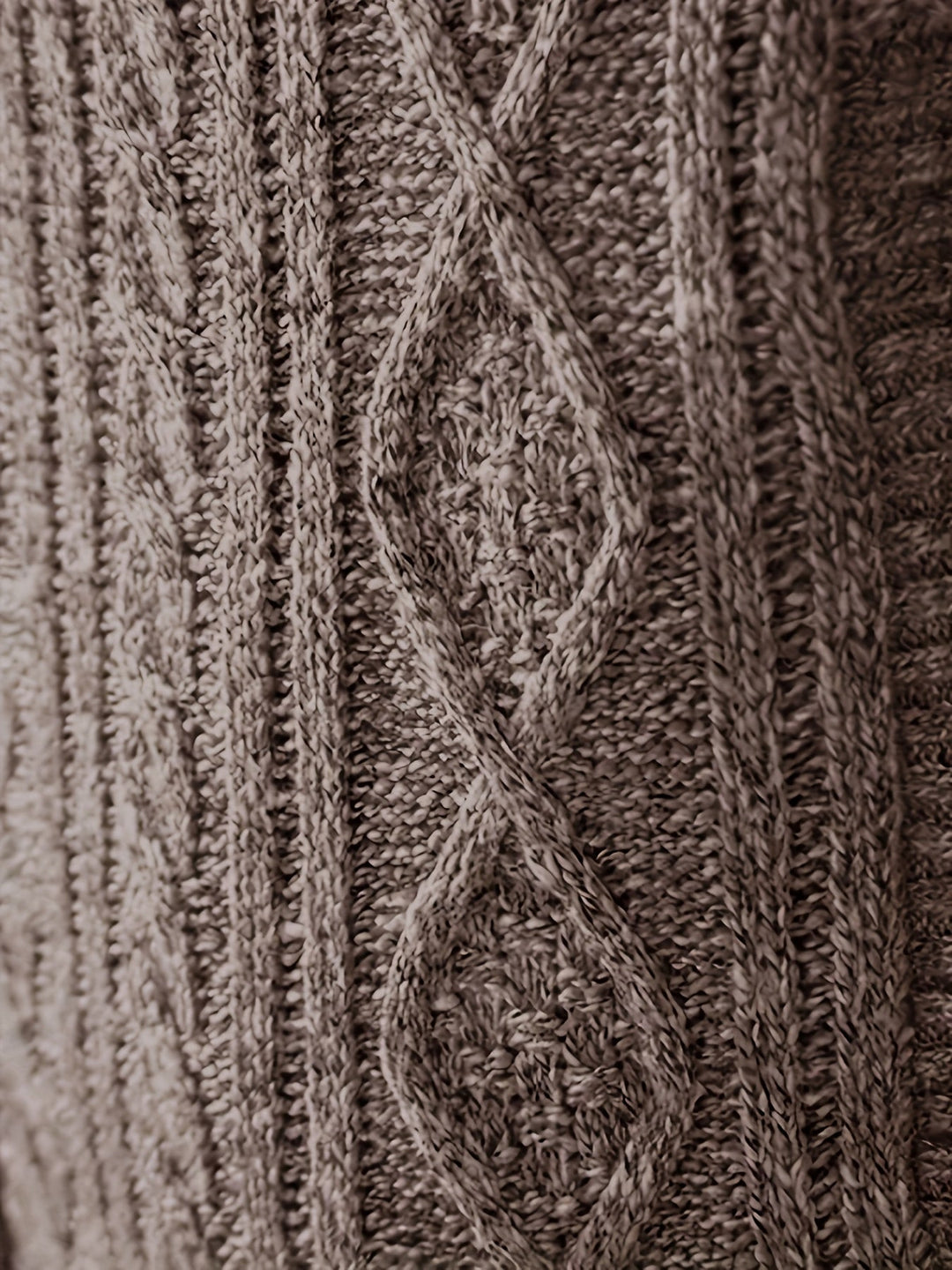 Elegant stickad herrmode med modern ståkrage och dragkedja