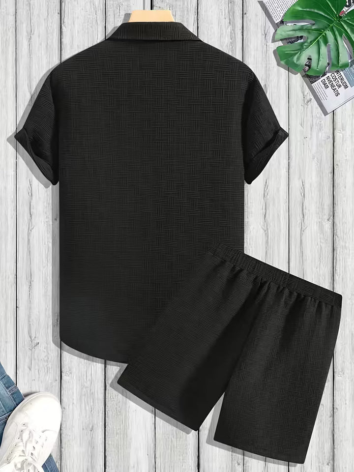 Svart- och vitrandig sommarskjorta och matchande shorts för män, perfekt för strandsemester.
