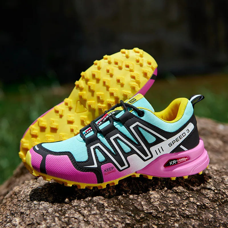 Damsneakers med grov yttersula och snörning för stil och komfort i vardagen