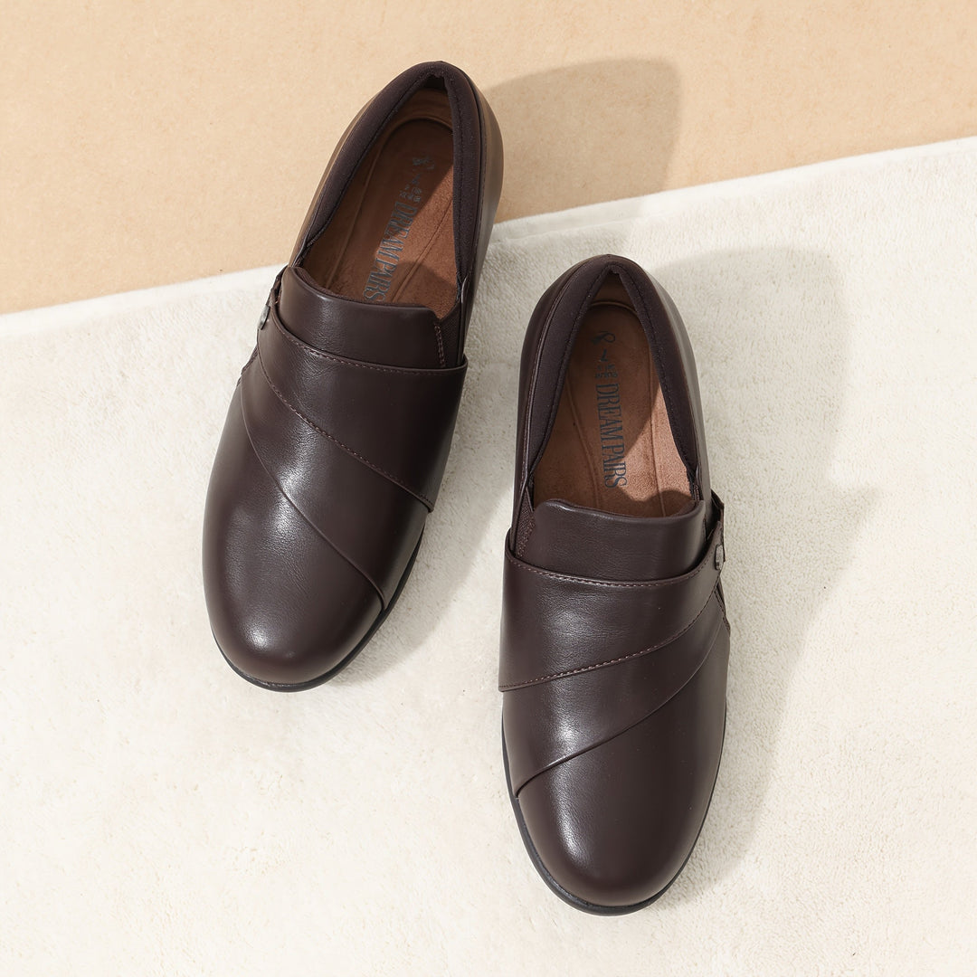 Illustration av fotstöd i bekväma loafers för dam