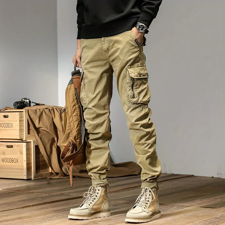 Detaljbild på cargobyxor för herr med praktiska fickor och stilren streetwear-design