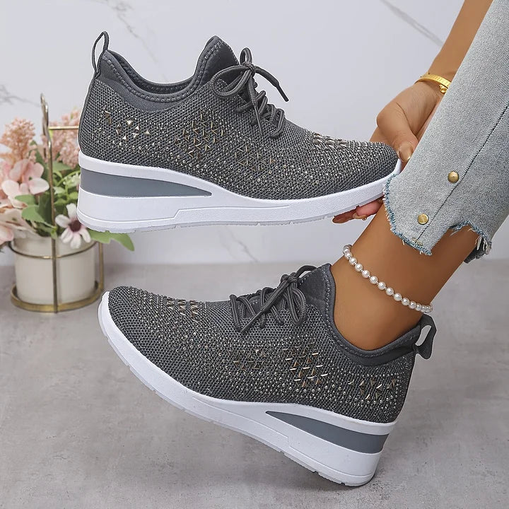 Dam sneakers med kilklack och ortopediskt stöd bakifrån i bekväm modell
