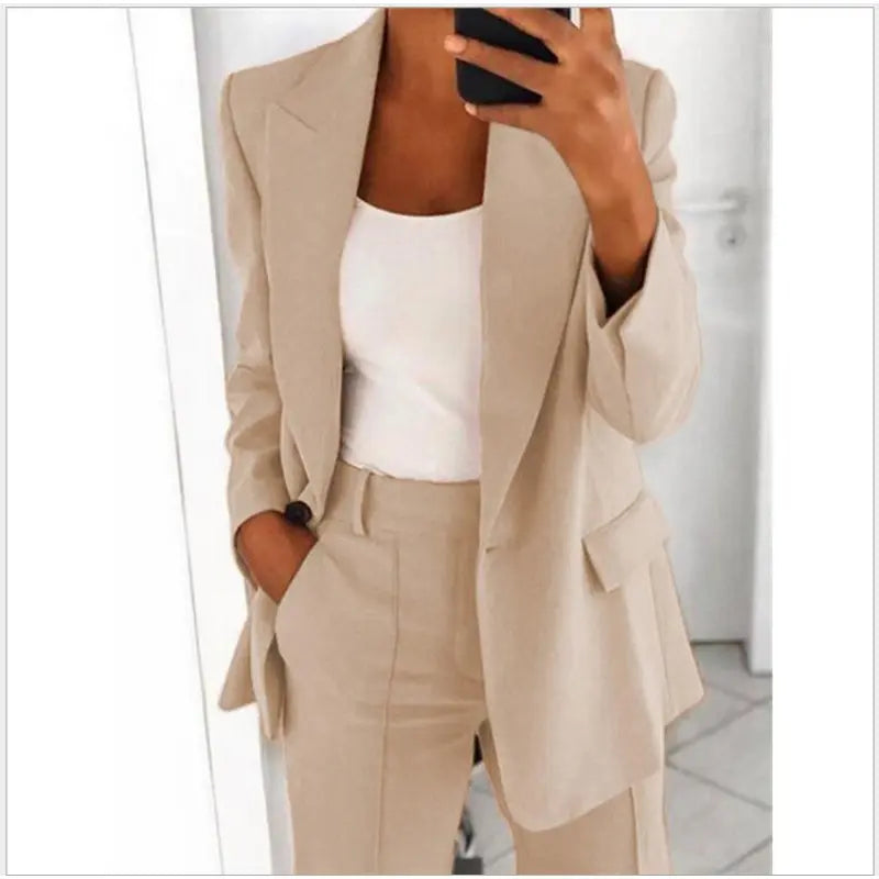 Sadie dam blazer i aprikos färg med breda slag och enknäppning