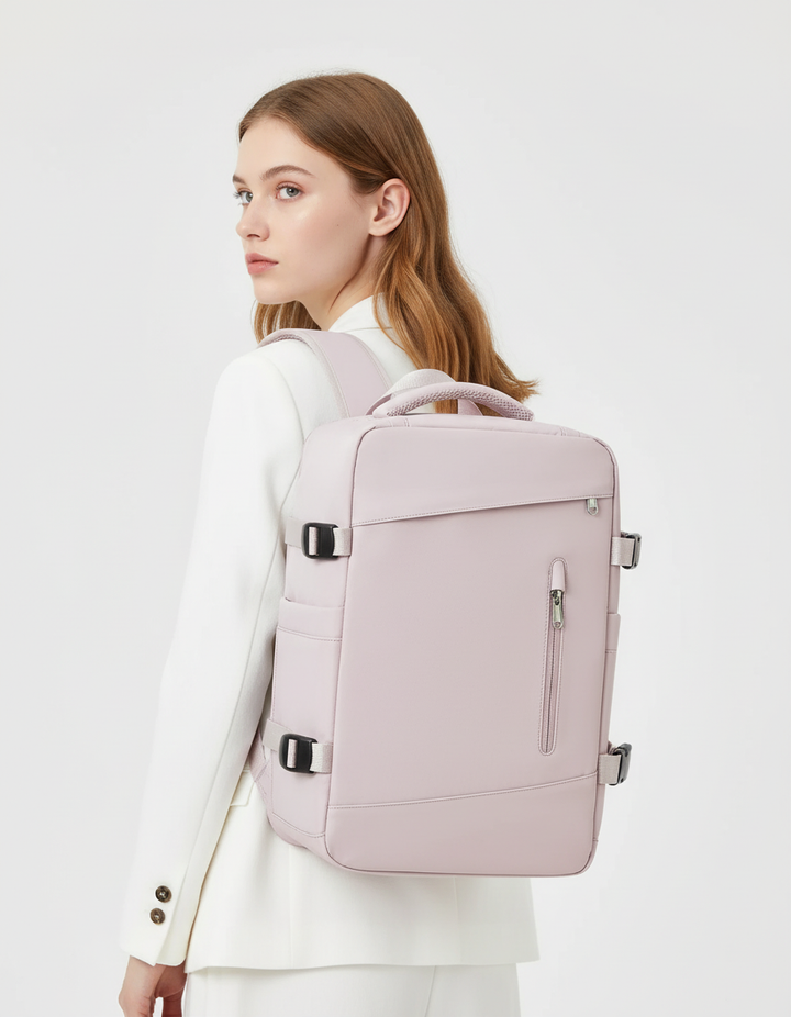 Organiserad EasyCarry kabinryggsäck med flera fack, idealisk reseväska för smart packning av kläder och laptop.