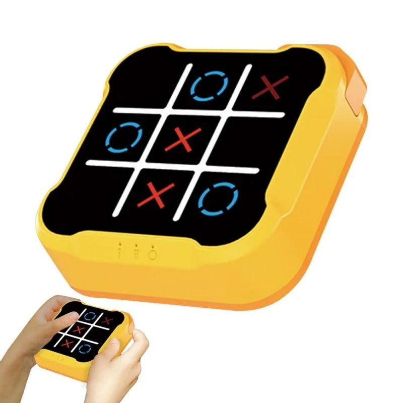 Elektroniskt Tic Tac Toe brädspel i gult som hålls i händerna