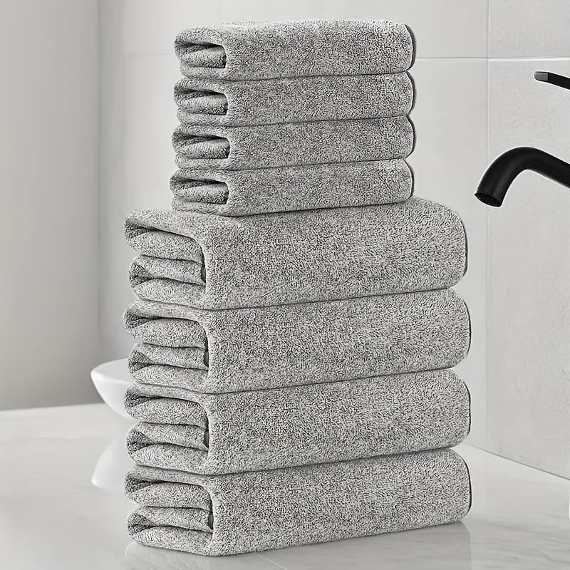 Stapel med fluffiga badhanddukar i elegant design för badrum