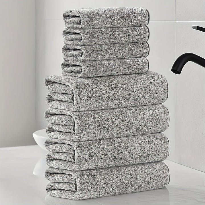 Stapel med fluffiga badhanddukar i elegant design för badrum