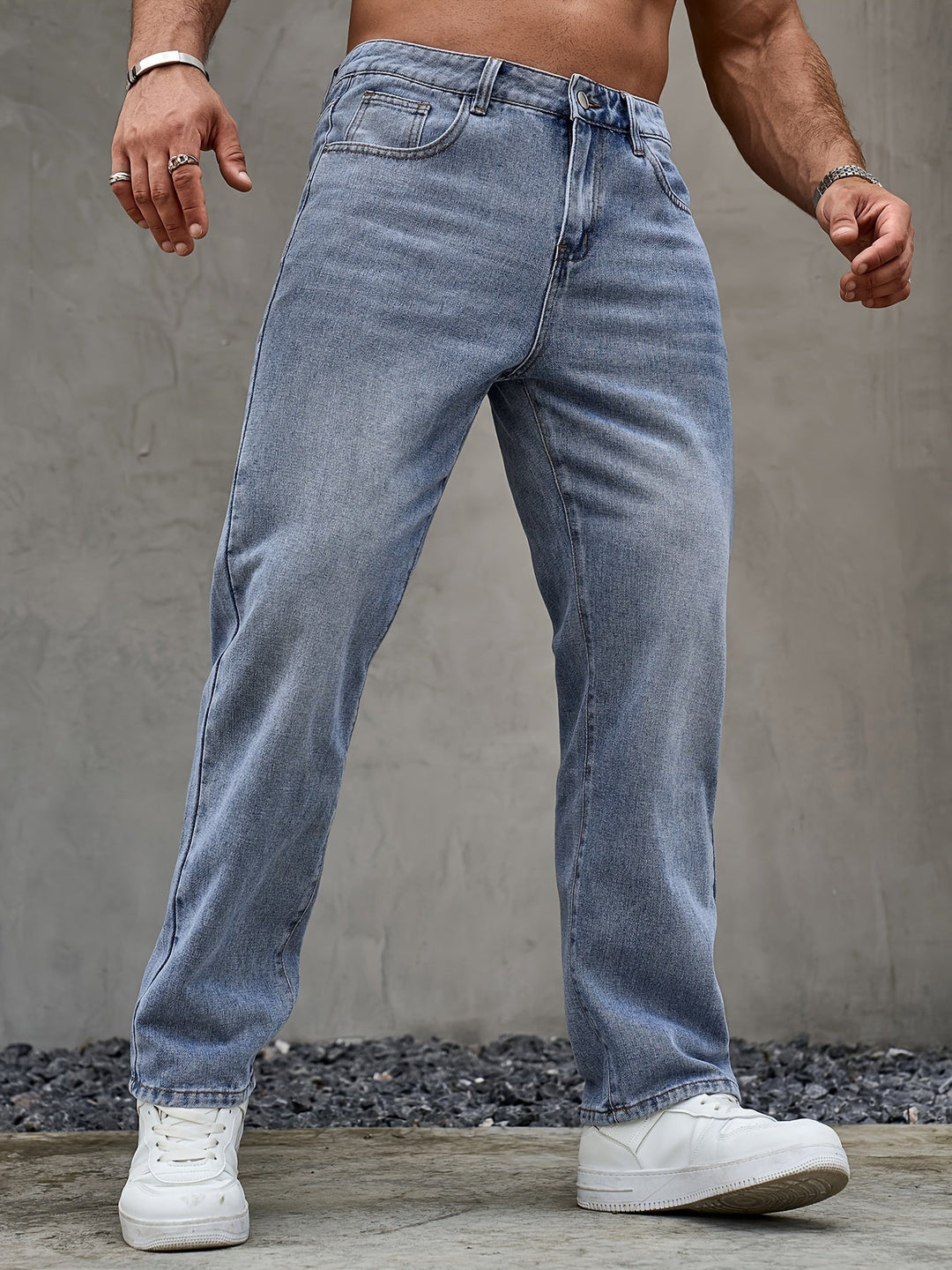 Detaljbild på ficka och sömmar på blå denimbyxor för herrar