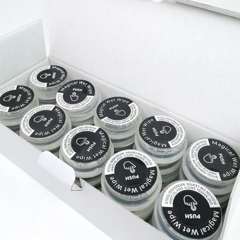 Ekologiska, alkoholfria handservetter, designade för resor, ej förfuktade, runda vita i kompakt plastförpackning.