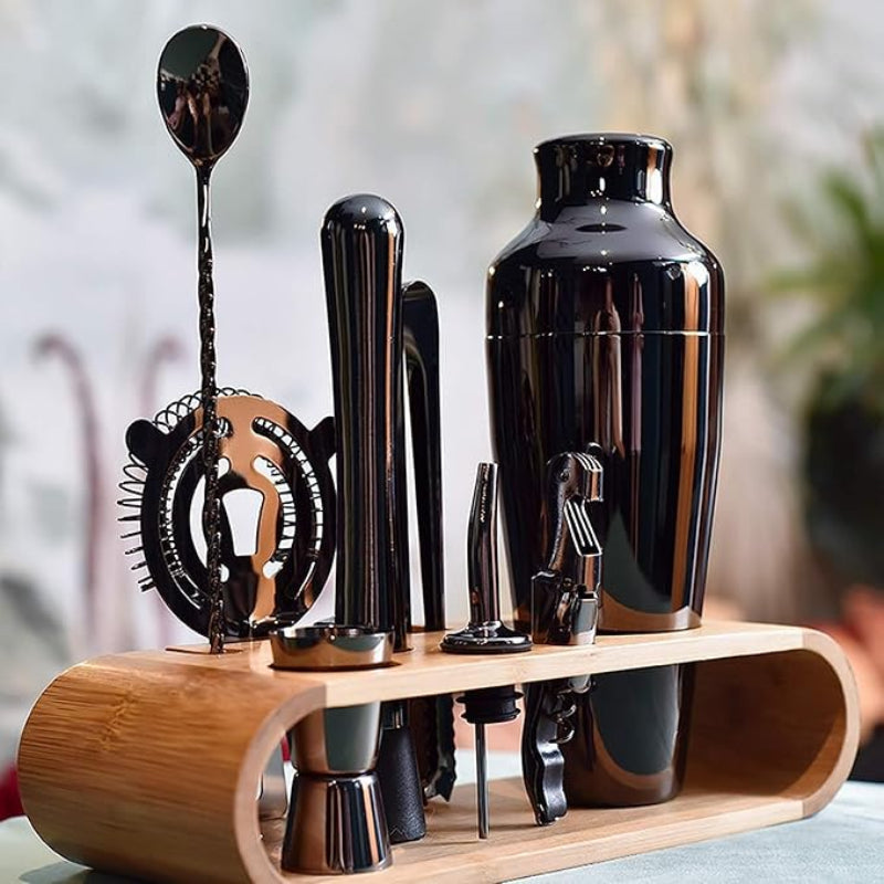 Högkvalitativt cocktailset med delar i rostfritt stål och elegant bambustativ. Slitstarka bartillbehör.
