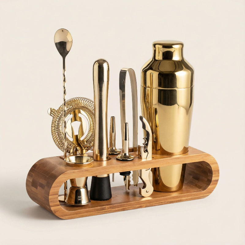 Stilrent designat cocktailset med blankt rostfritt stål och värmande bambu. En prydnad i hemmabaren.