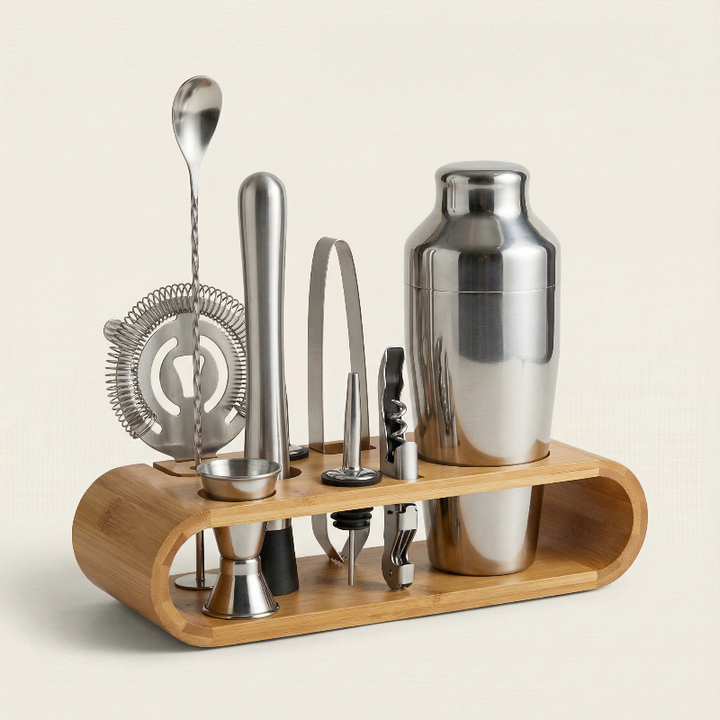 Gunmetal-färgat cocktailset för mångsidig drinkberedning. Rostfritt stål och bambu i en modern design.
