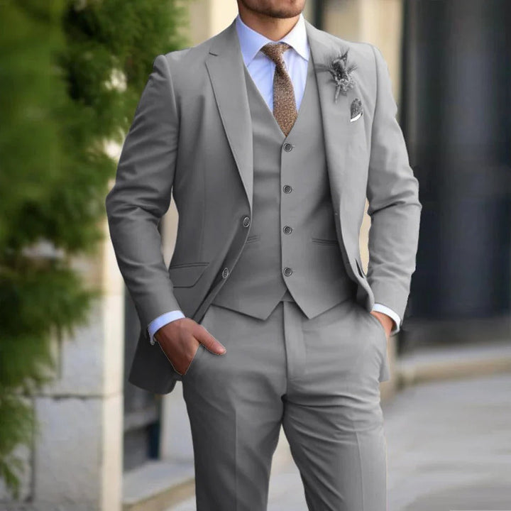 Svart 3-delad slim fit kostym för män, idealisk som festkostym eller elegant businesskostym.