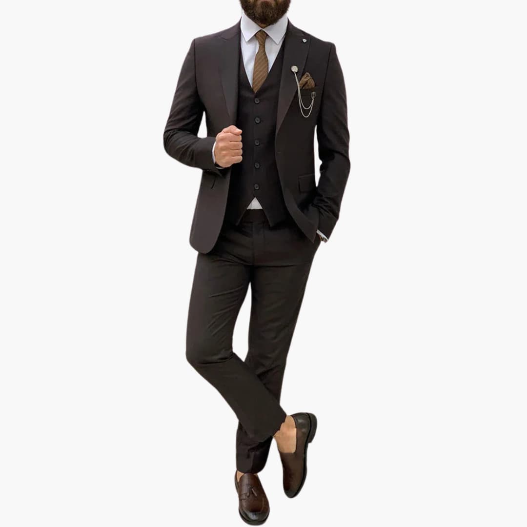 Snygg slim fit herrkostym i klassisk design, perfekt för en modern och stilren look vid bröllop.