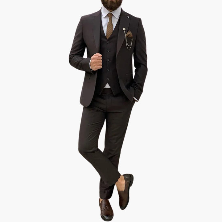 Snygg slim fit herrkostym i klassisk design, perfekt för en modern och stilren look vid bröllop.