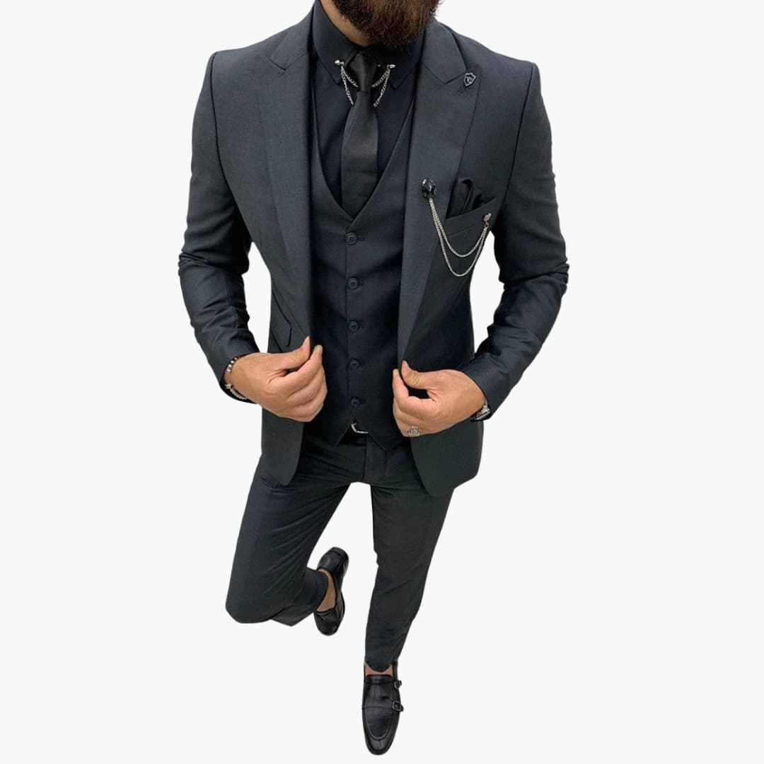 Man i stilren slim fit kostym med kavaj, väst och byxor, idealisk för business och bröllopsfest.