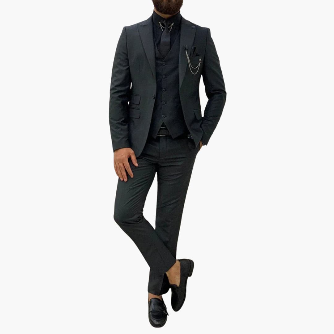Detalj av klassisk slim fit kavaj med eleganta slag, ingår i ett komplett 3-delat kostymset.