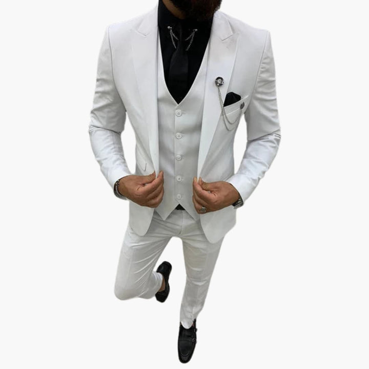En man bär en modern och elegant slim fit herrkostym, redo för ett bröllop eller affärsmöte.