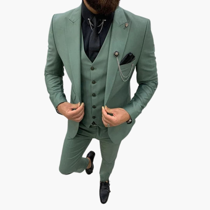 Close-up på kavajknappar och tygdetaljer på en klassisk slim fit herrdräkt i 3 delar.